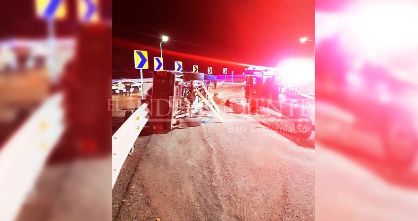 Rescata Bomberos hombre atrapado en su carro tras chocar y volcar en La Paz