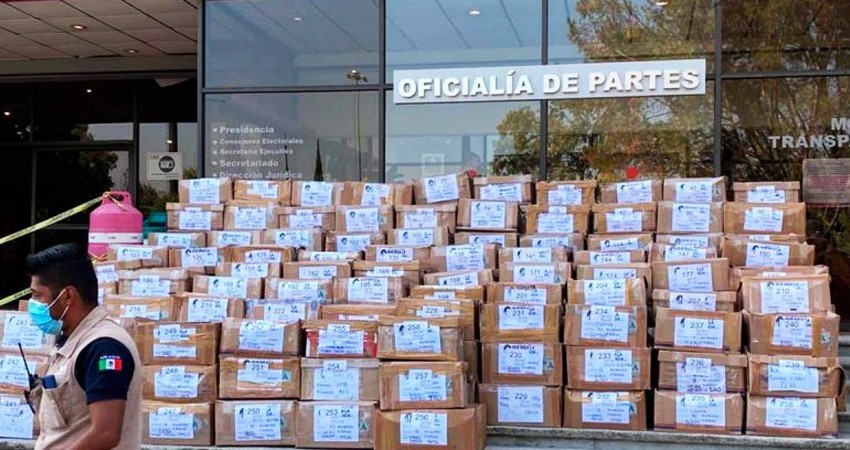 Entregan al INE otro millón de firmas para revocación de mandato