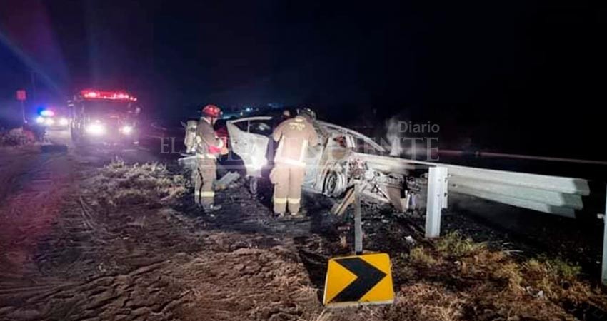 Ilesa conductora de vehículo tras sufrir aparatoso choque e incendio de la unidad 