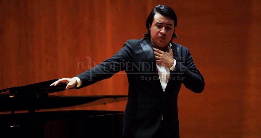 Cierra Eduardo Martínez, barítono cabeño el año sumando 2 reconocimientos más a su talento