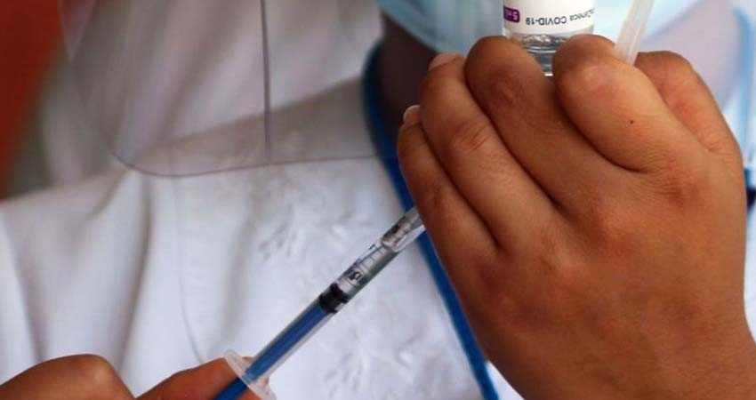 Protección de vacuna AstraZeneca comienza a disminuir a los tres meses: estudio