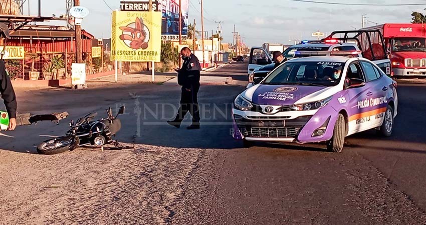 Patrulla municipal choca contra motocicleta;  tripulante lesionado grave al hospital 