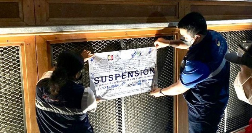 Bar rebasa aforo permitido y lo suspende la Coepris
