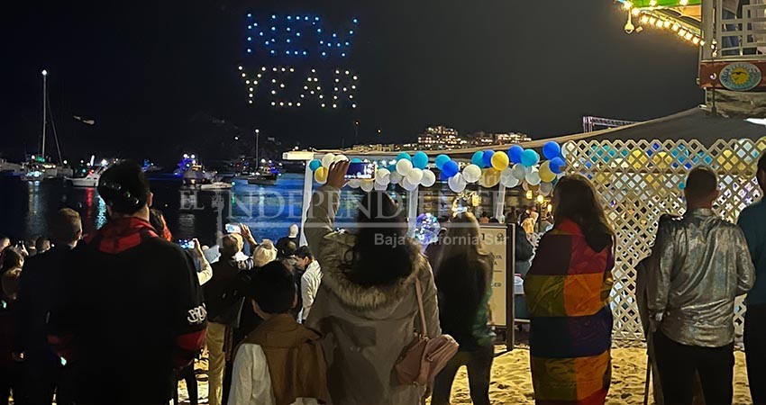 Con un show de drones y fuegos artificiales en El Médano Los Cabos recibió el 2022
