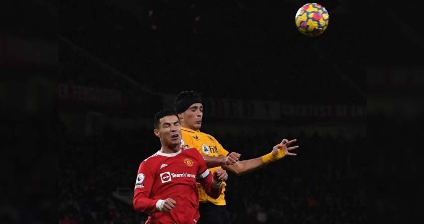 Raúl Jiménez venció a Cristiano Ronaldo en el aire