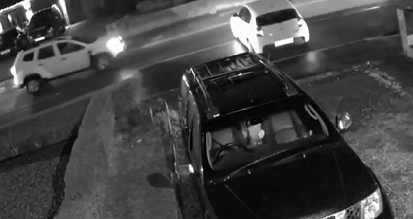 Auto sin conductor se lanza contra la carretera; hombre olvidó freno de mano