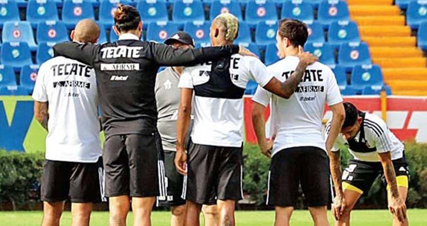 Saltan a la cancha junto al coronavirus