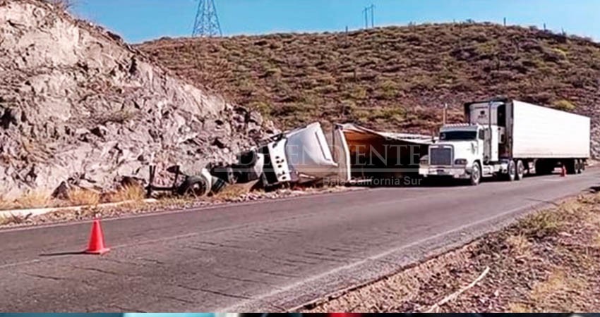 Tráiler rumbo a Pichilingue, amaneciendo y volcando 