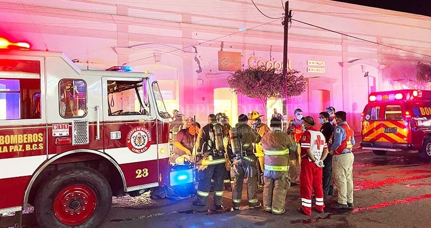 Buscan autoridades al incendiario de tres comercios en La Paz 