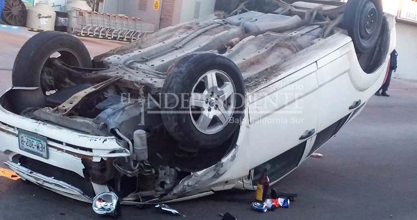 En estado de ebriedad, un elemento de la SEMAR chocó y volcó su carro