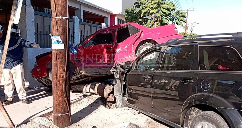 Aparatoso choque por no respetar el alto y conducir con exceso de velocidad