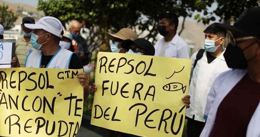 Repsol informó cifra menor sobre derrame petrolero, denuncia Perú