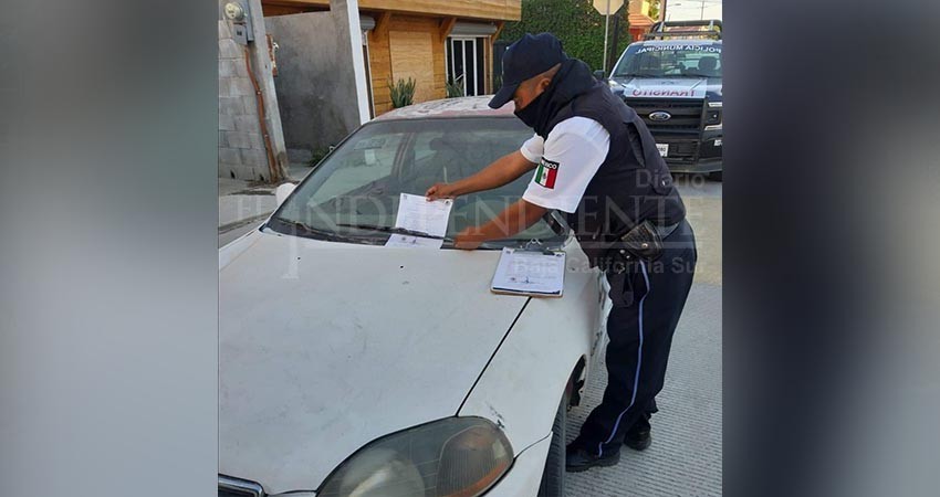 Continúa labores Seguridad Pública para retirar autos abandonados de vía pública