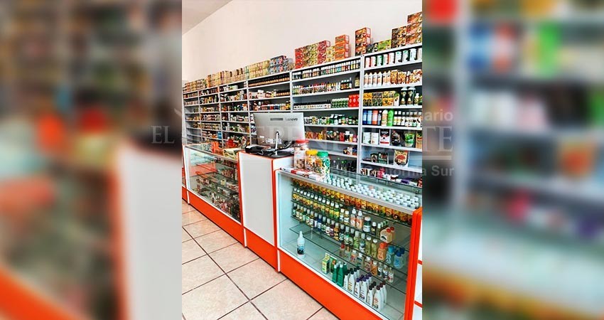 Hombre cuchillo en mano asalta tienda naturista en fraccionamiento Bellavista 