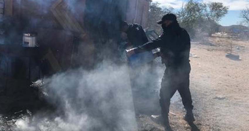 A cubetazos policías municipales sofocan incendio de una vivienda