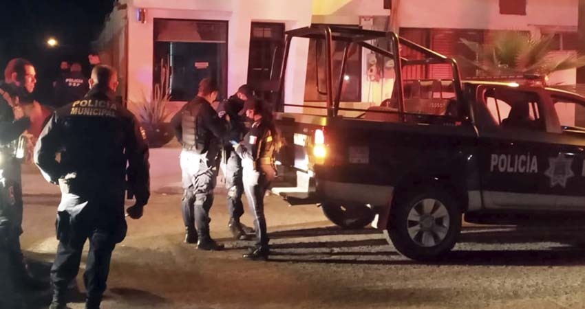Armado con pistola y cuchillo, masculino asalta a transeúntes
