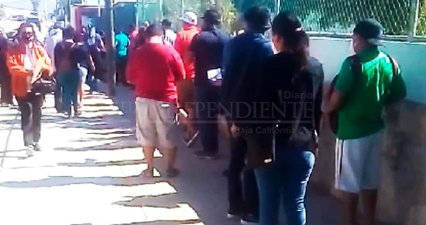 Denuncian ciudadanos filas de 3 horas para poder vacunarse en CSL