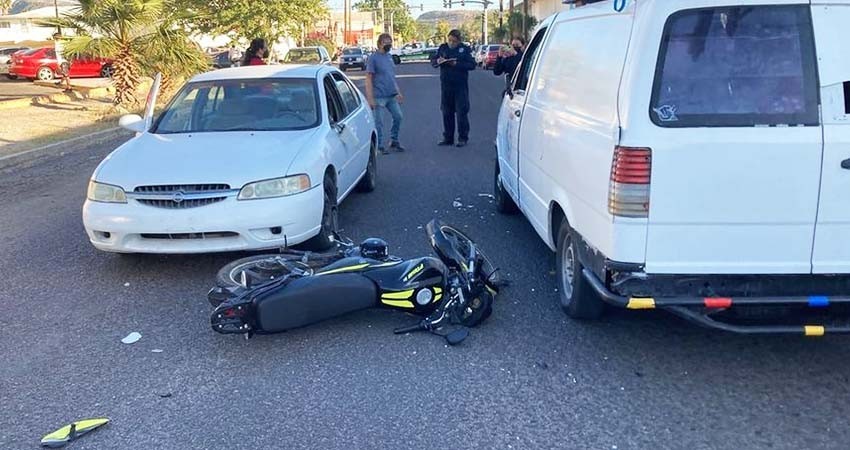 Motociclista grave tras chocar contra tres carros