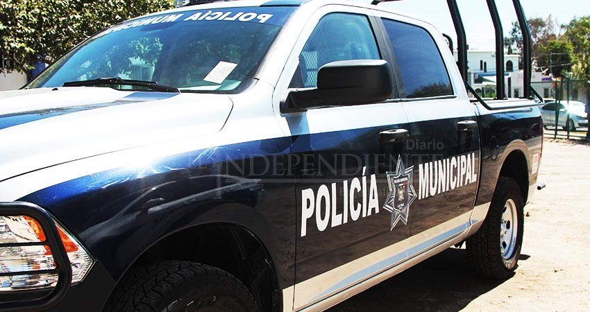 Aseguran municipales de La Paz carro con objetos robados
