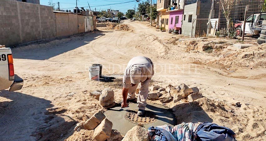 OomsapasLC sustituye tapaderas de pozos de visita de la red de alcantarillado