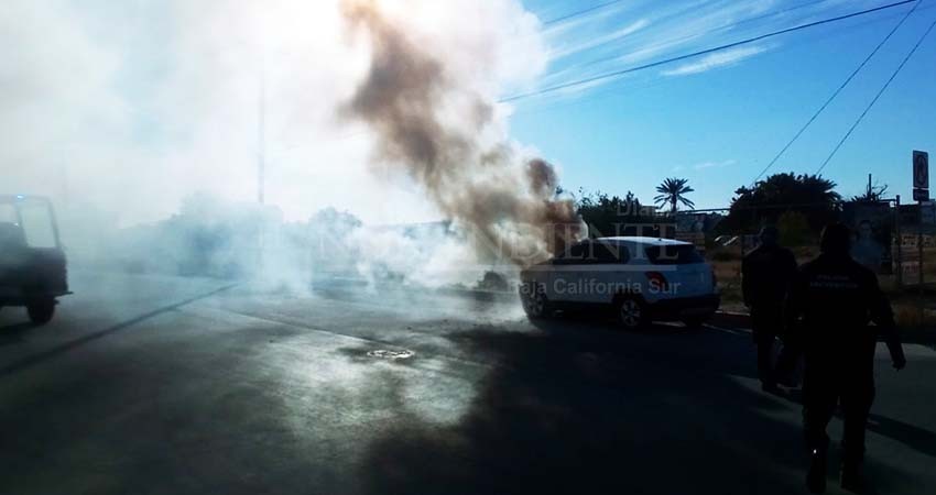 Incendio de pastizal alcanza y consume poste de CFE