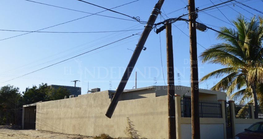 Denuncian vecinos de El Zacatal en SJC poste caído