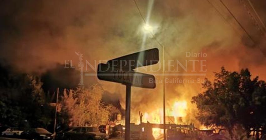 Presunto corto circuito provoca incendio que consume casa y taller