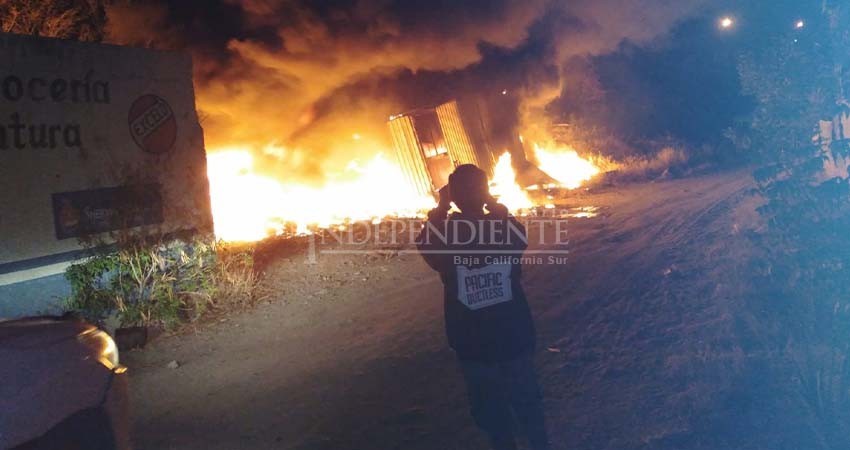 Otro incendio en La Paz; consumió pastizales y un puesto ambulante