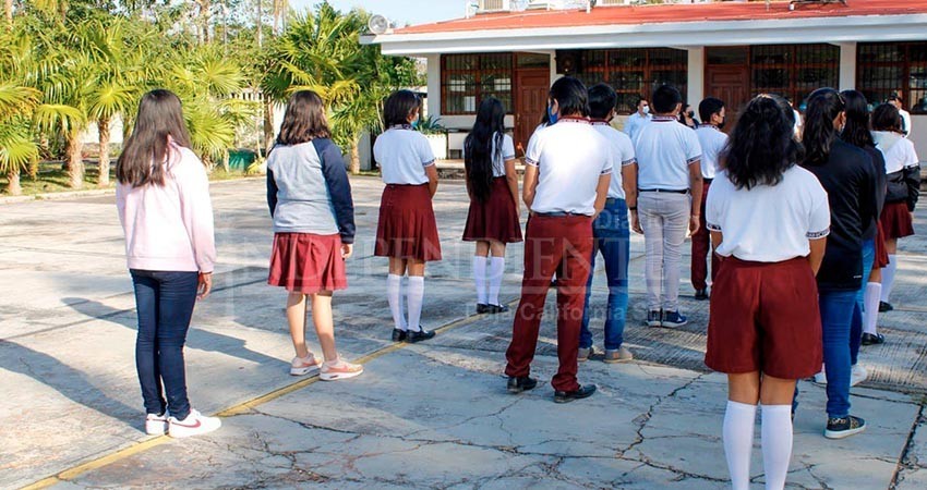 Piden a estudiantes no relajar  medidas sanitarias contra el Covid-19 por compras a ambulantes