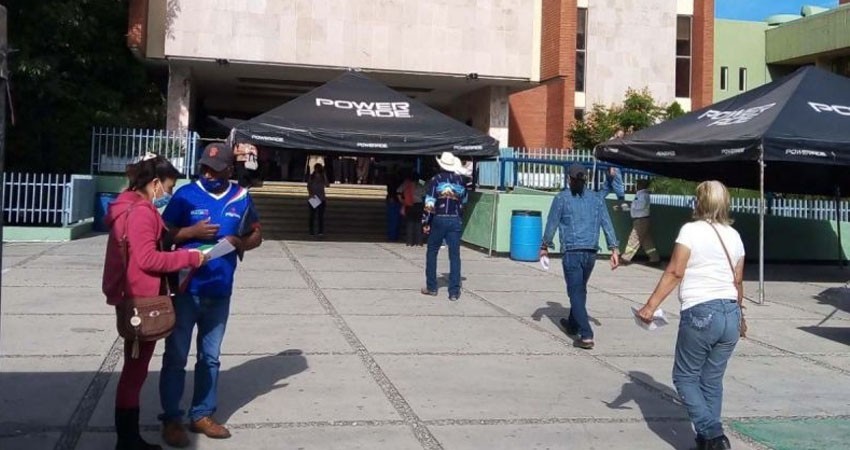 Mamá les da de tomar ácido a sus tres hijos