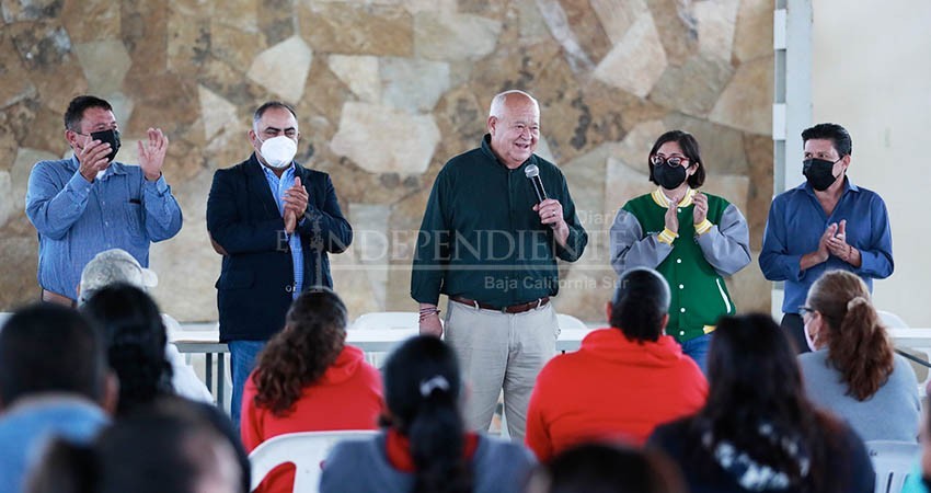 Visitan autoridades a habitantes de la comunidad de las barrancas, en Comondú