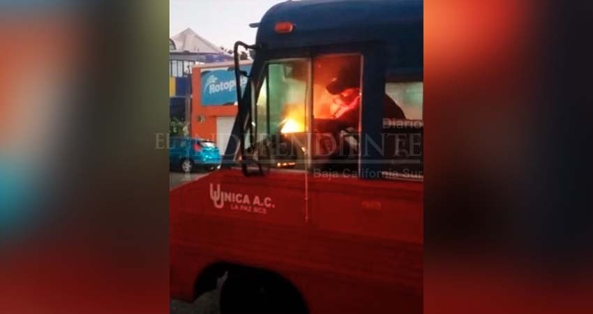 Arden unidad de transporte urbano y  vehículo particular en calles de La Paz