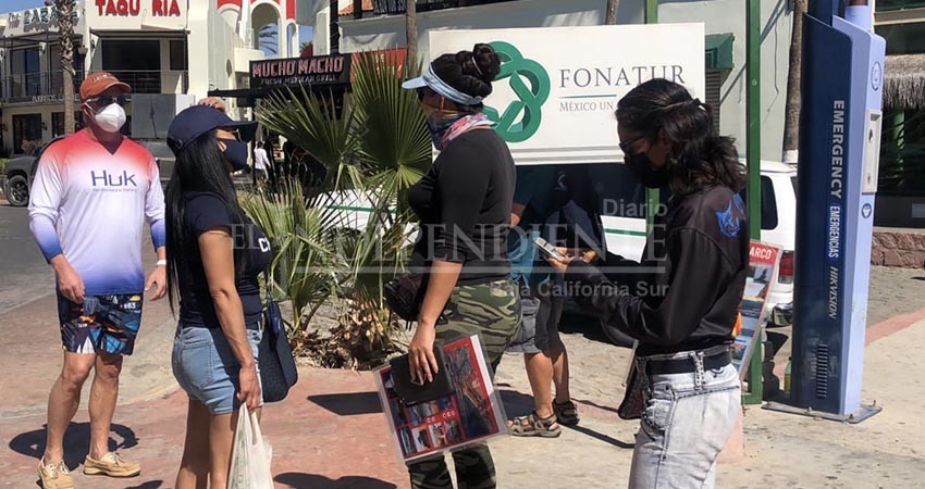 Entre más de 70 vendedores de actividades turísticas, dos mujeres se abrieron paso en el ramo