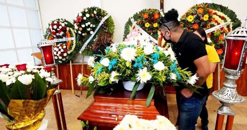 Hombre armado amenaza a reporteros en funeral del periodista Armando Linares