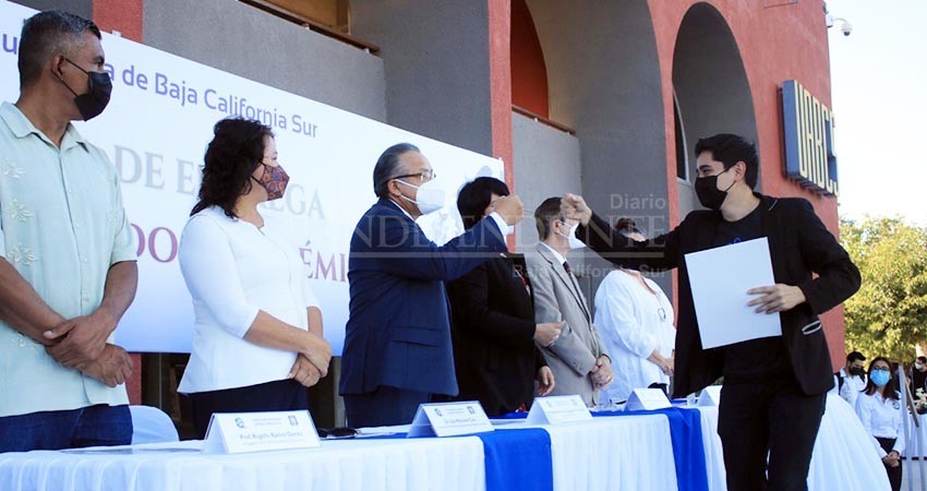 Entrega UABCS 146 títulos y 5 grados académicos en ceremonia presencial