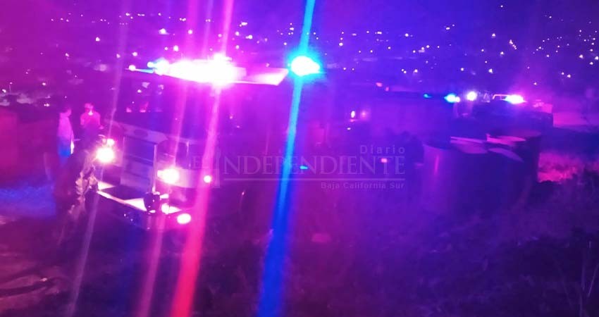 Rescatan Bomberos a un adulto y dos menores de incendio en Camino Real