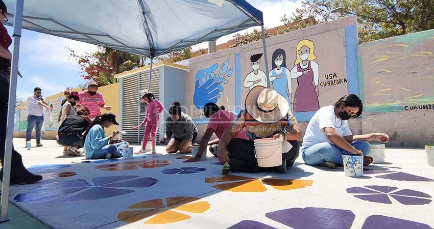 Participan jóvenes en la pinta de murales en cruces peatonales de La Paz