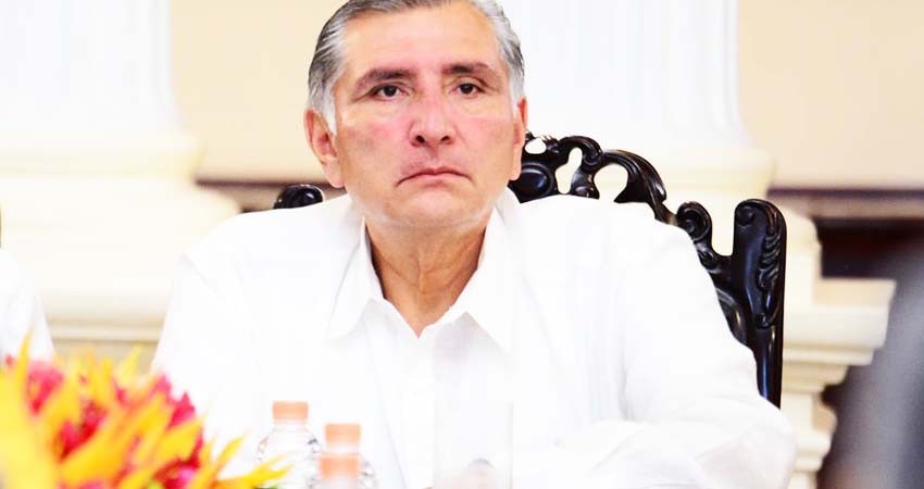 Evade Secretario de Gobierno preguntas por uso de avión para proselitismo