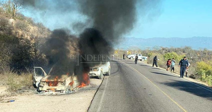 Incendio reduce a “cenizas” carro que remolcaba a otro