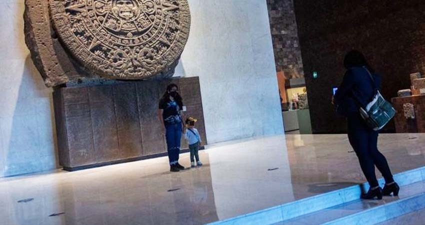 Sin delito ni falta administrativa para artista que besó piezas arqueológicas, dice INAH