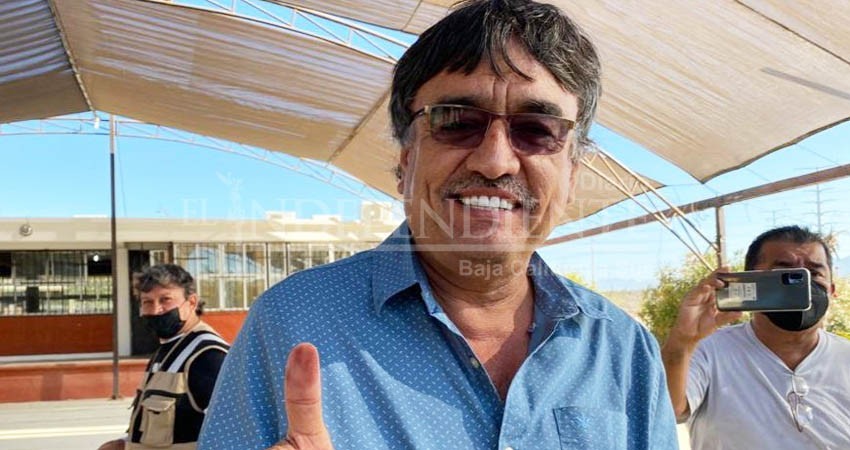 "Es un honor estar con Obrador", señaló Leggs al emitir su voto