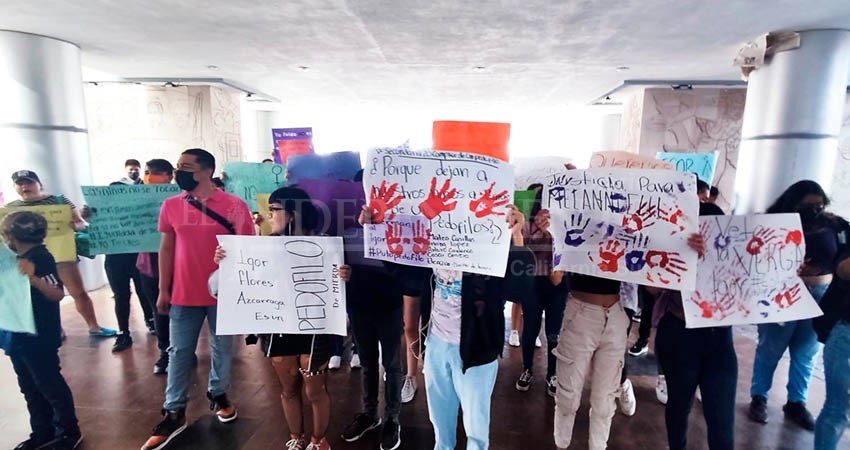 Secundaria 20 lleva manifestación a Gobierno, exigen acciones contra acoso; nadie les atiende