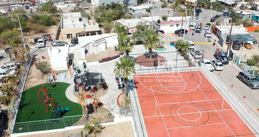 Entrega Oscar Leggs Castro obras de rehabilitación del parque ''8 de Octubre"