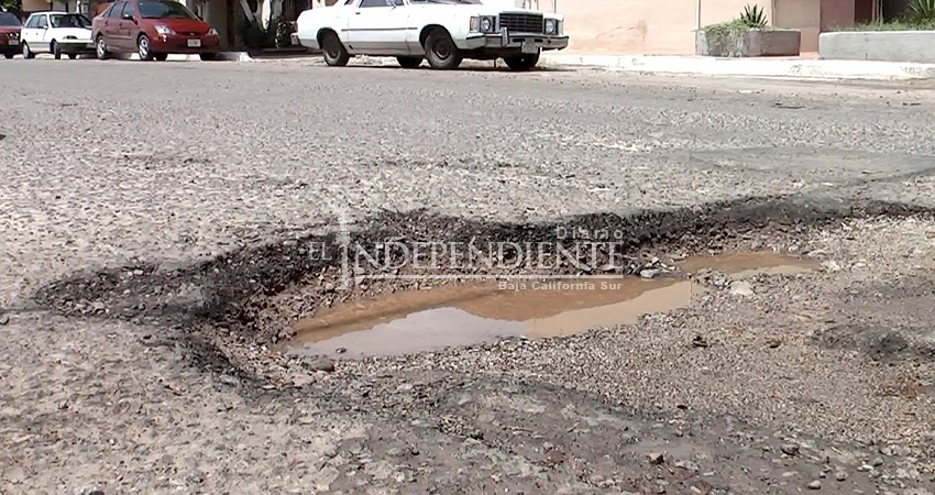 Baches, incrementan riesgo de accidentes viales: Conductores