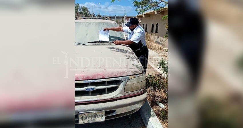 Tránsito Municipal de Los Cabos realiza apercibimientos a propietarios de vehículos en condición de abandono