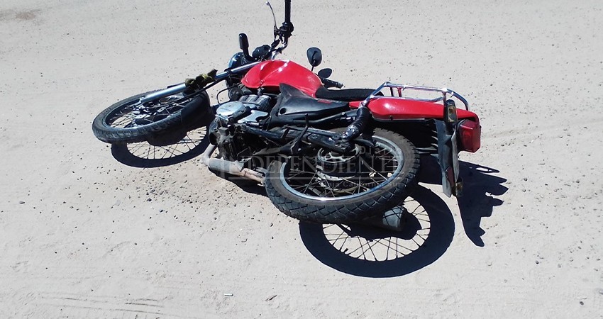 Chocan automóvil y motocicleta ¡por transitar en sentido contrario!