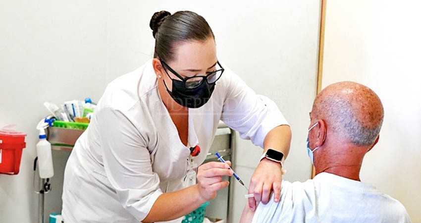 Inicia aplicación de segundo refuerzo de vacunación contra Covid para mayores de 60 años