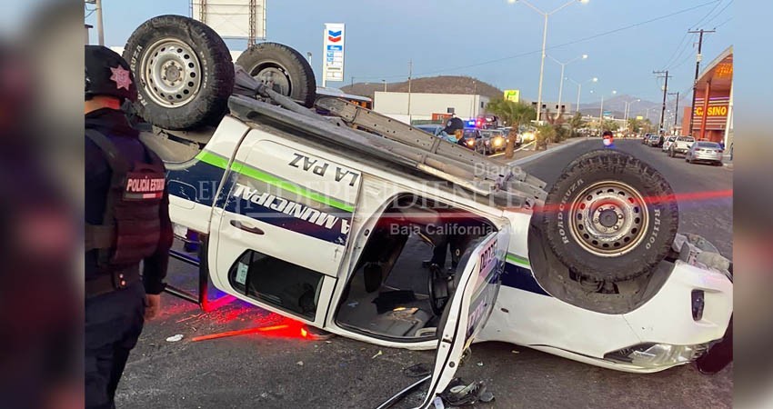 Cuatro policías lesionados tras volcadura de patrulla