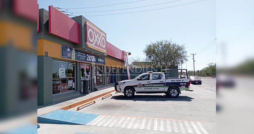 Cuchillo en mano asaltante se lleva diez mil pesos de un Oxxo en La Paz