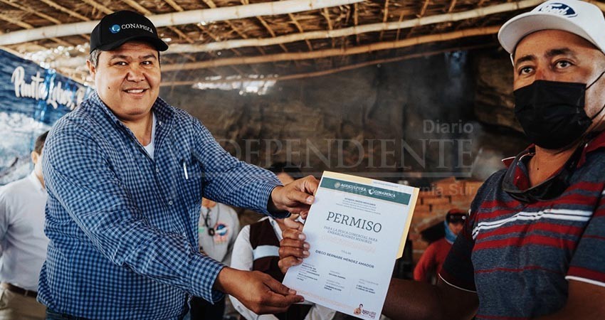 Entrega CONAPESCA permisos a los pescadores de Punta Lobos
